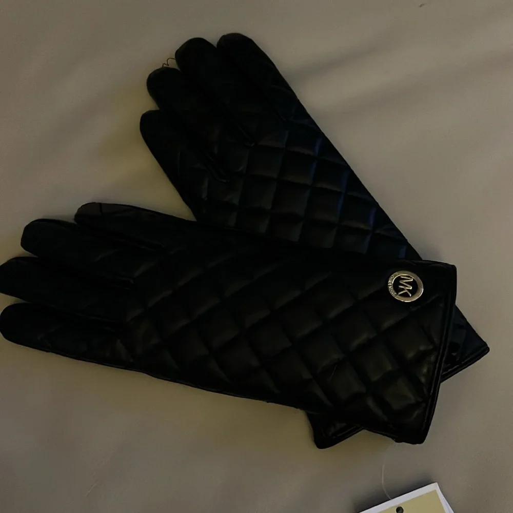 MICHAEL KORS WOMANS BLACK LEATHER QUILTED GLOVES / SIZE S / NWT